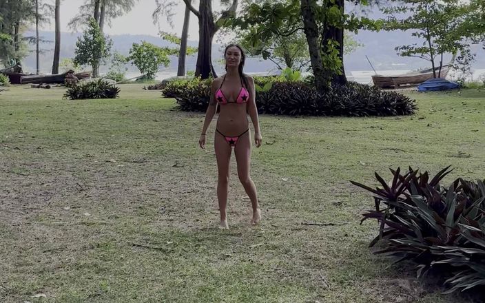 Monika Fox: Monika fox berpose dengan bikini pink sama bintang bokep di...