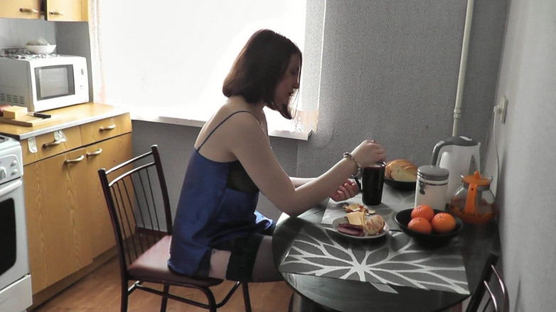 Assol: Roztomilá holka. Sexy Assol v erotickém prádle Peignoir punčochy připravuje...