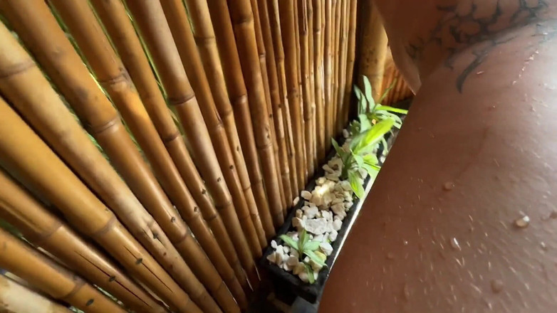 Anna Cherry: 親友が私がシャワーを浴びているのをこっそり見ていて、見つけたときにセックスしました!