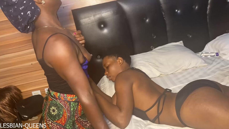 Lesbian Queens: Lesbické holky malé kundičky a sexy zlato jedí svou mňamovou...