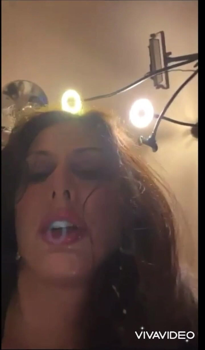 Temple of tease: Ashlynn shea的现场挑逗让他射了两次！