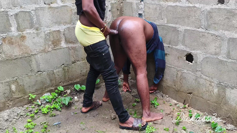 Dickass3x: Si jalang eboni twerking dapatnya keras dari belakang
