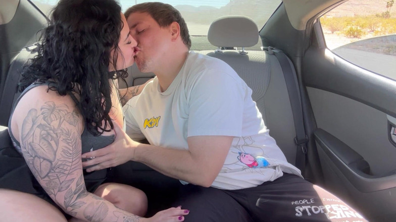 Josie Jaxxon: BBW-hotwife Josie Jaxxon fickt einen fremden in seinem auto