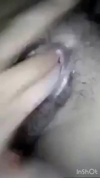 Fată desi atât de excitată pentru iubitul încornorat în pizda ei așa că a început să-și frece pizda