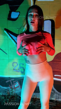 Sexy Exibindo Em Público E Diversão Em Noite De Neon