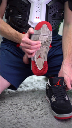 Sneakersmax98: Brincando com Jordan Retro Iv Sneakers e Gozando Dentro