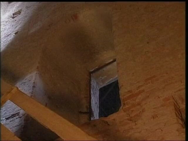 Out Sexxx: Uma loira dedilhando sua buceta em uma torre antiga, encontra...