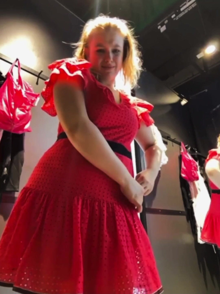 JuiceLussie: 公共の場で大量に潮を吹き、ピンクの膣を指で愛撫すること