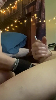 Manželka potěší ptáka svého muže zvukem rodu