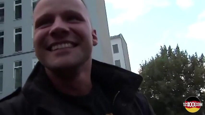 123XXX - 100% Amateurs: Une Allemande déjanté aux cheveux roux se fait baiser dans...