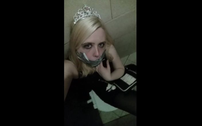 Selfgags classic: Serata perversa: auto imbavagliata nel bagno del club!