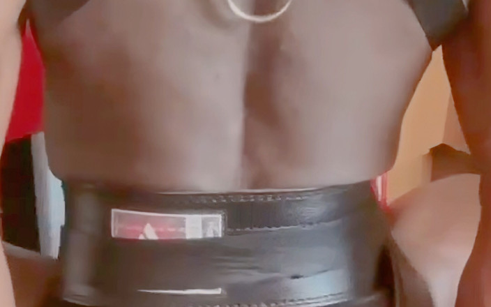 Black mature kinky muscle: Zahájení svalového flexe vede k dojení prostaty