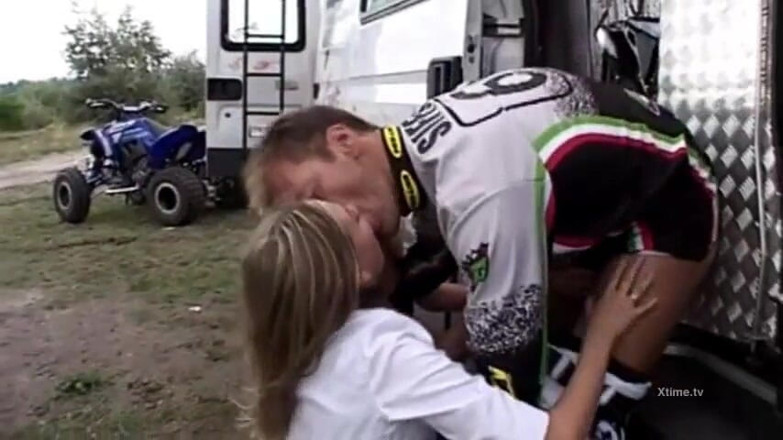 Monster Cocks: Un día en el motocross se convierte en una buena...