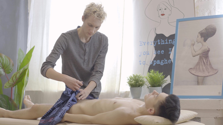 Gay Deluxe: Junge schwänze haben spaß während der massagezeit