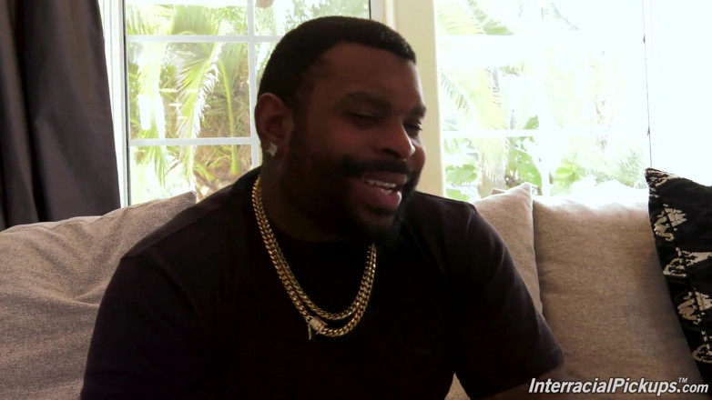 Interracial Pickups: Rico Strong neukt de zus van zijn zakenpartner - Natalia Queen