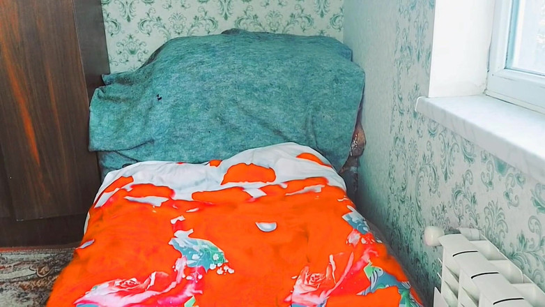 Kitty_Cross: 可爱的 Femboy 顽皮地炫耀蕾丝手套