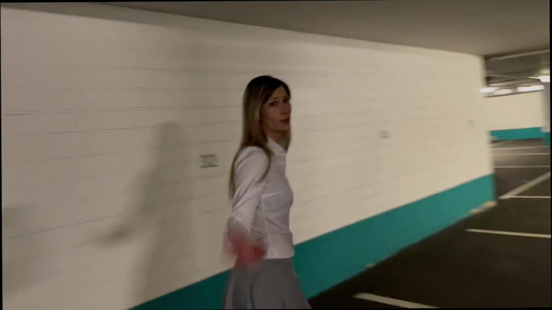 Mellybunnyluder: La prostituta hobby viene convinta dal capo dell'agenzia a scopare