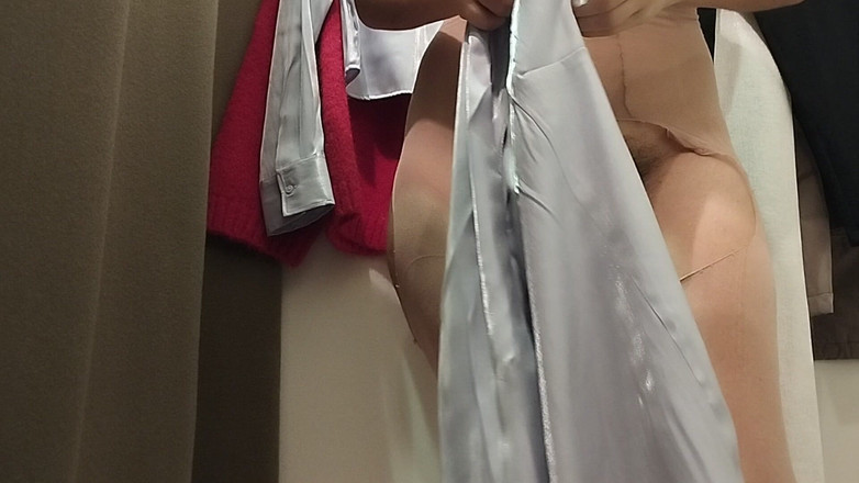Amateur_MS: Cewek seksi rambut cokelat lagi nyari baju di ruang ganti....
