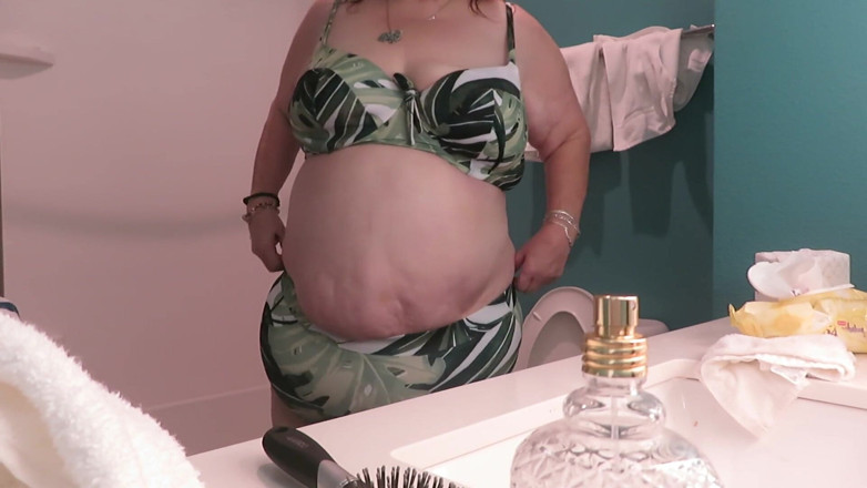BBW nurse Vicki adventures with friends: Bbw sestřička Vicki svléká z nové 2dílné sady bikin