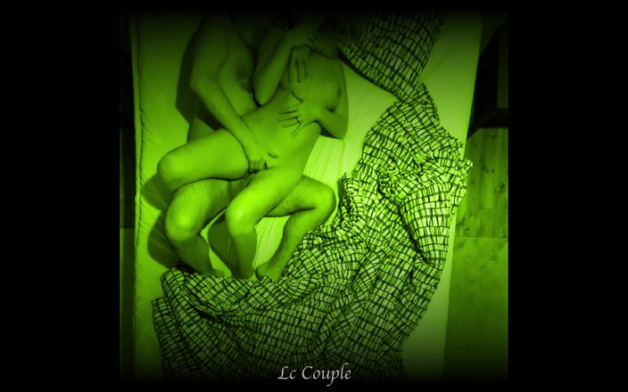 LC couple: Ночное видение из гостиничного номера пары в любительском видео