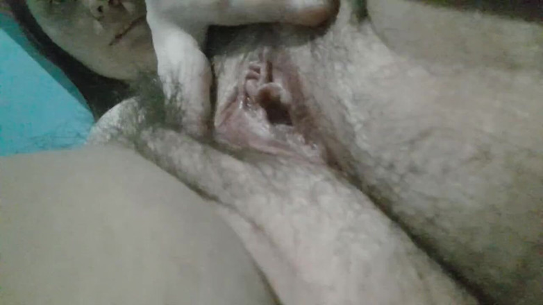 Chubby Sex Symbol: O uriașă sexy te face să-i lingi pizda păroasă