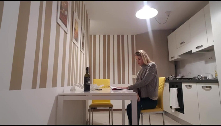Erotic Tanya: Fată care citește și se pârțuie tare