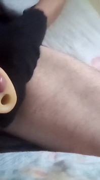 Cowok berondong ini lagi asik ngentot kontol pria ini pakai sarung tangan hitam sampai lubangnya menganga lebar, tapi lebih suka muasin memeknya pakai mainan seks!