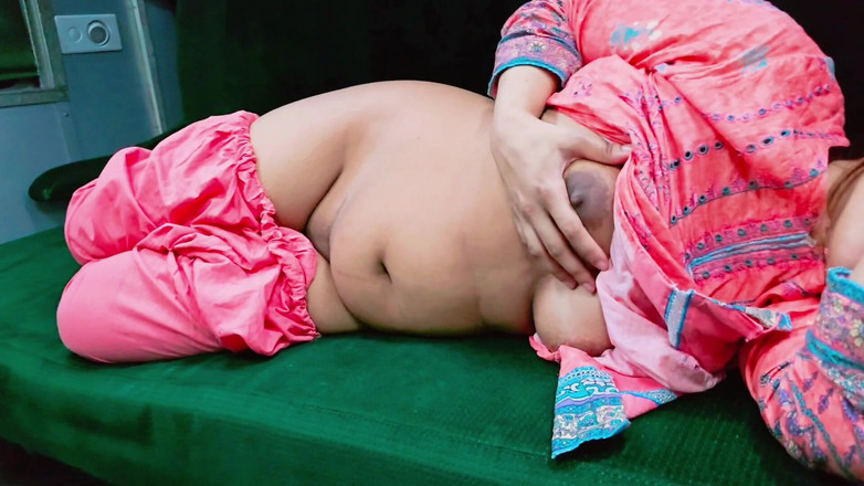 Faryal: 電車のロマンス - 電車の中でランダムなゴージャスな女の子に会う