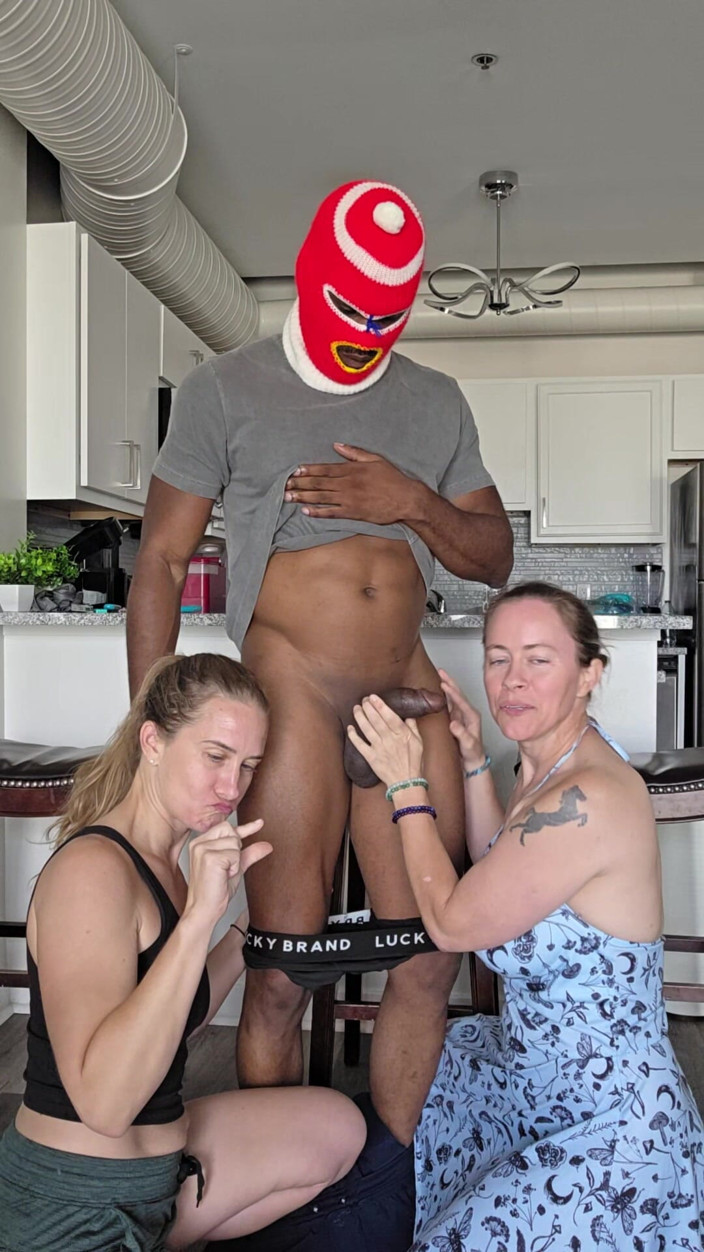 Jackrackemxxx: 2 sürtük gavat oğlanın önünde büyük zenci yarağına tapıyor