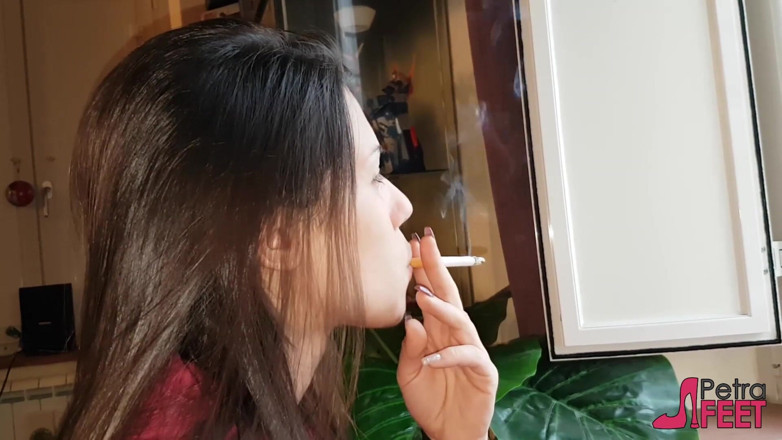 Smokin Fetish: Brunette beauty adores cigars