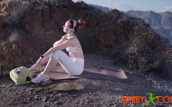 Sheryl X: Roodharige plast in de bergen na yogatraining