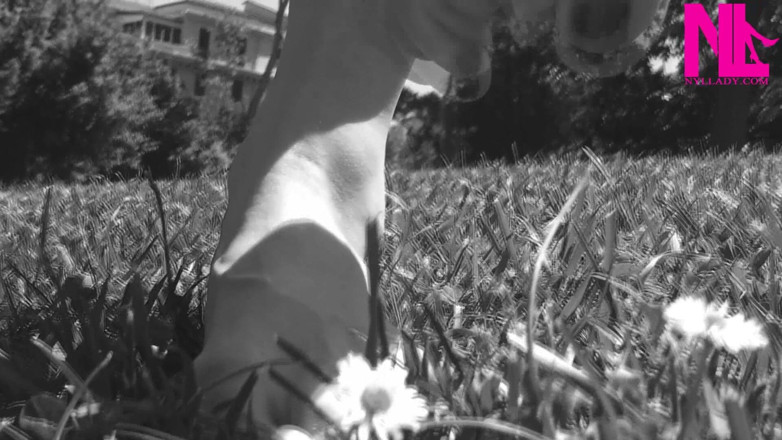 Nyllady: Nyllady Walking boso na Th Grass w parku