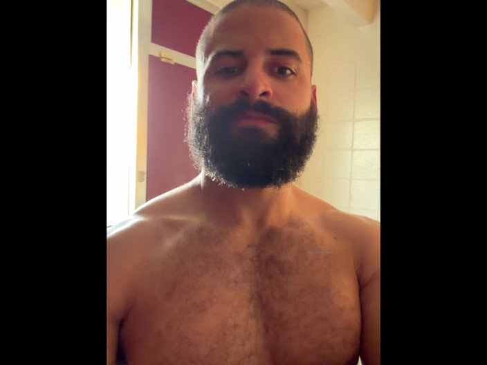mascbeef95: Muscle Cub Plays in Motel Room