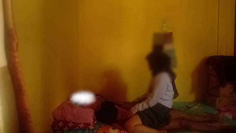 Famly sex: 大学から帰宅したティーンエイジャーが、誰もいないのに自分の継父の家にいる