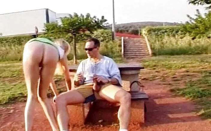 Java Consulting: Blond brud med stora juggs ger bilavsugning innan den slår...