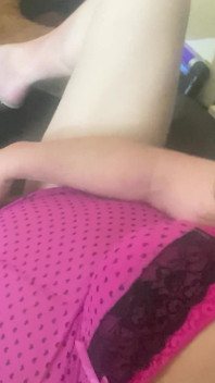 CD Krissy Sweets bermain dengan mainan dia dan tush ketatnya