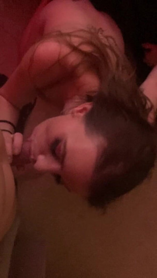 MandyFoxx: Fox Den Productions: Sexy holka s dokonalými kozami nedbale kouří...
