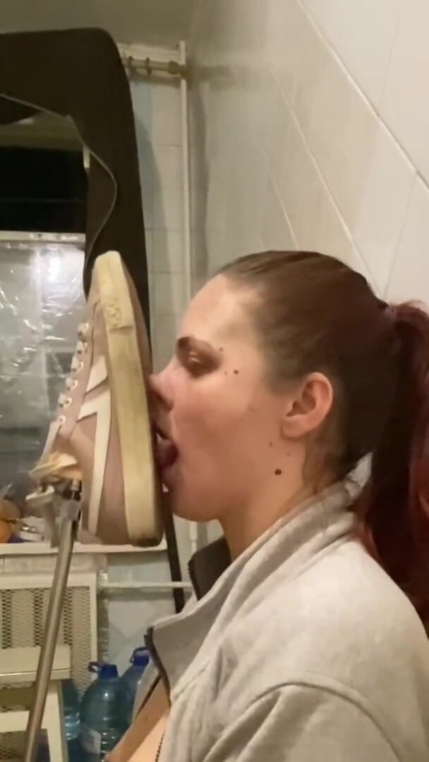 Elena917: Lizanie podeszw butów z maszyny do pieprzenia
