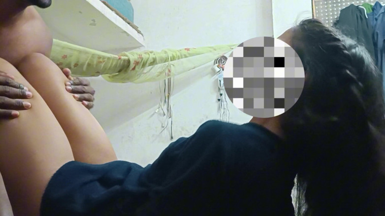 SanskariGirl1: Студентка, намазаная маслом, и её задница