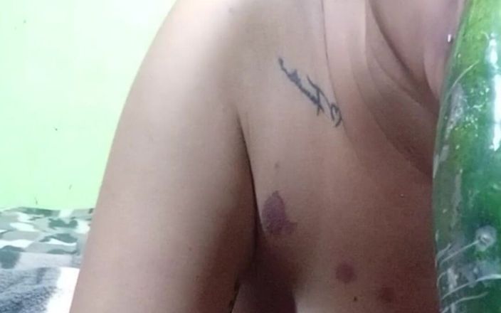 Perlasofia: Ich masturbiere allein