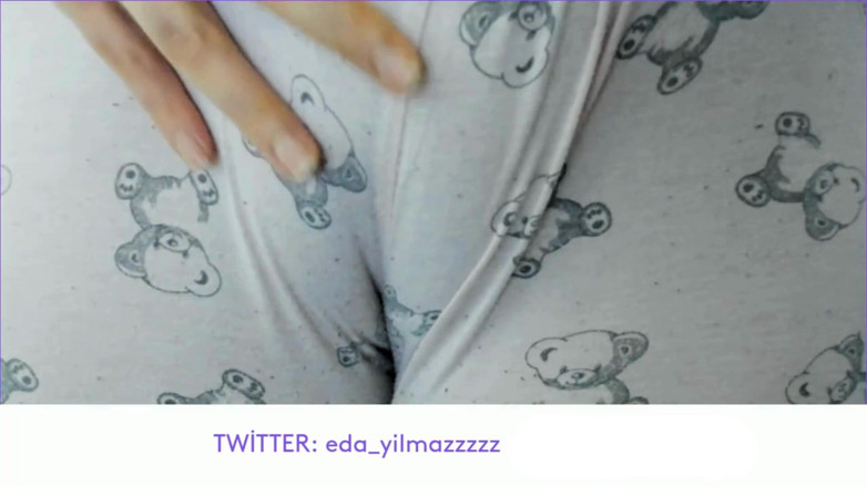 bigass_sexy_bigboobs: CAMELTOE- COÑO HINCHADO- MASTURBARSE CON PIJAMA