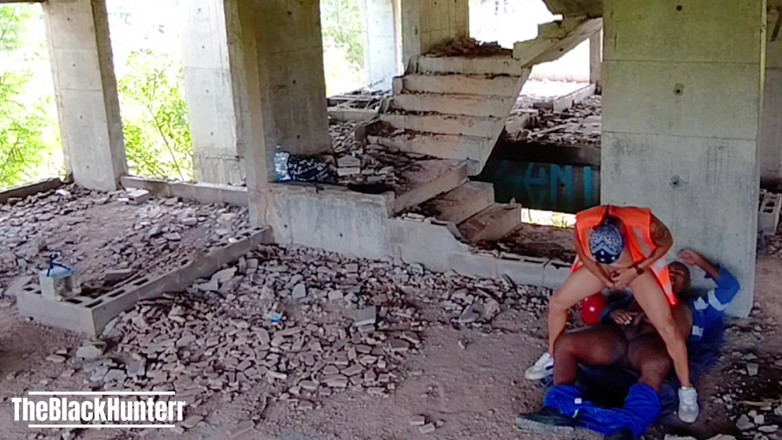 TheBlacKHunterr: nirman sthal par apne sahakarmi ke saath Tranzando