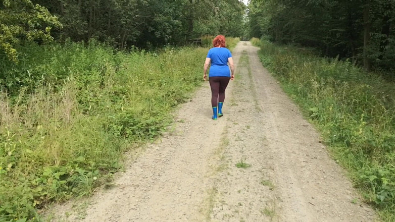 Bouncy Tits Action: Прохаживаюсь в резиновых сапогах