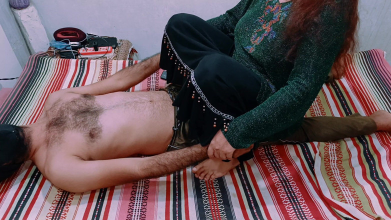Gullnazkhan: 印度德西熟女在漫长的一天后被她的男朋友性交