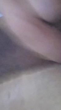 J’étais seule à la maison et très excitée, j’ai eu mon premier appel vidéo : je montre ma chatte poilue à mon ami pour qu’il puisse se masturber