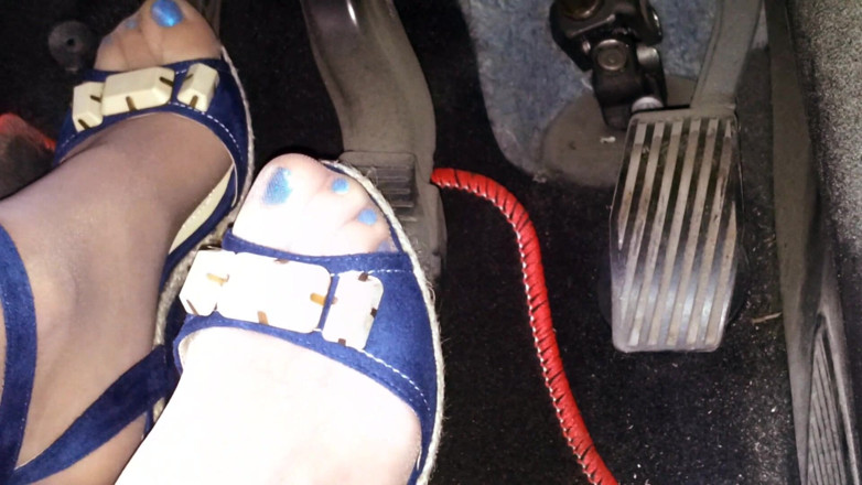 Nyllady: Guidare e ravvivare in zeppe blu sui miei piedi con...