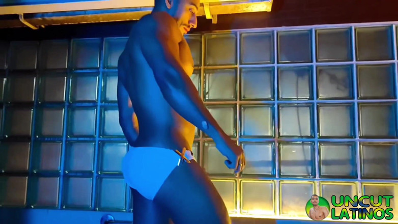 Uncut Latinos: 큰 사정에서 솔로 근육 따먹기! 노컷 라틴계