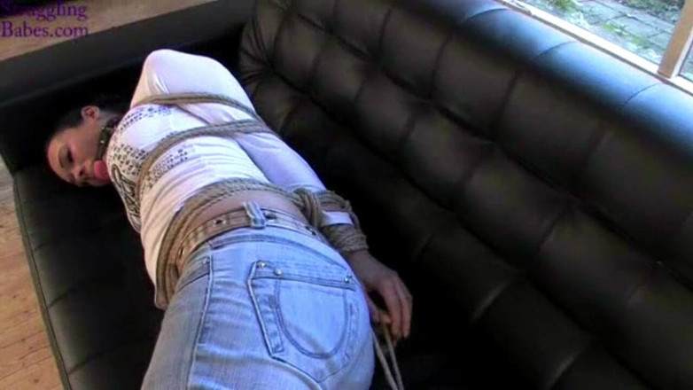 Submissed: Vixen hogtied ballgagged sul divano