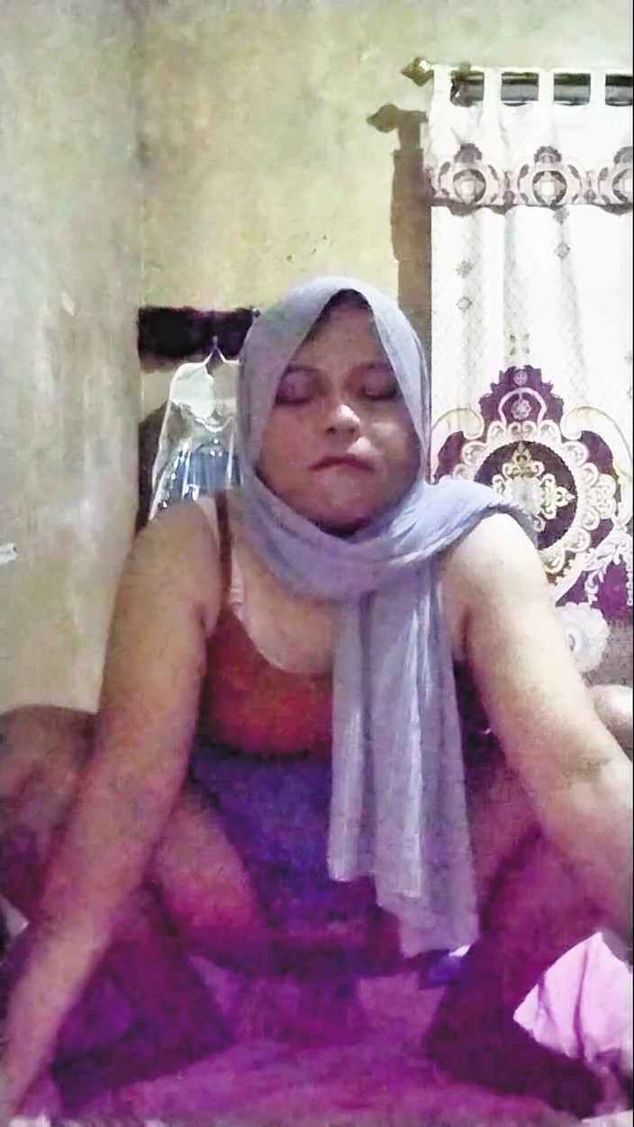 Ivvy Crossdresser: 팬의 환상을 위해 유니폼을 입은 히잡 쉬멜