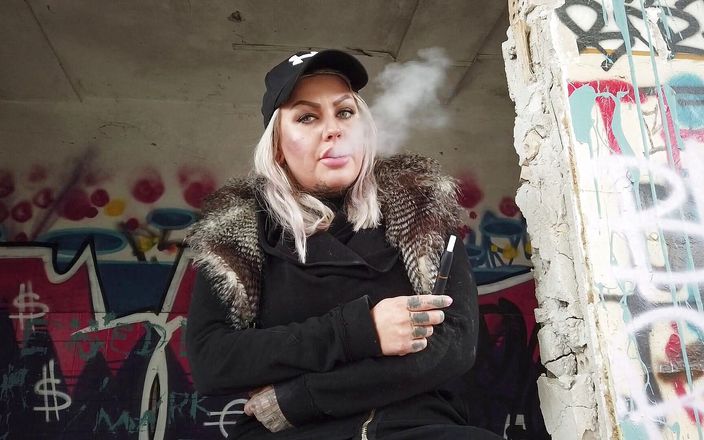 Fetish Videos By Alex: Señora rubia fuma un cigarrillo electrónico
